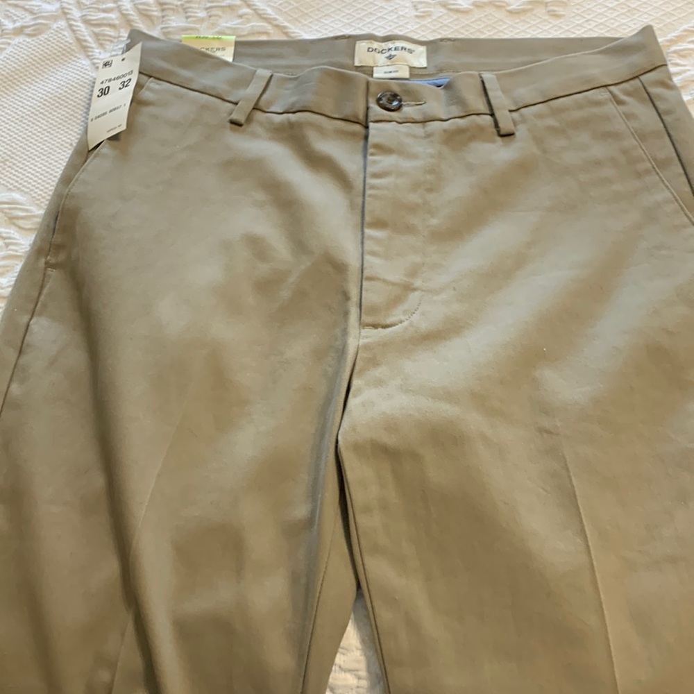 Dockers signature Khaki pants. Slim fit. Size 30x32.